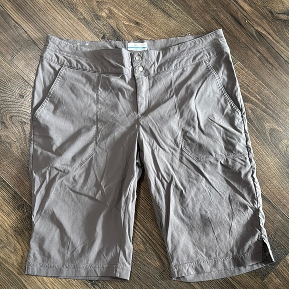 Columbia Pants - Columbia Womens size 12/14 Gray Shorts